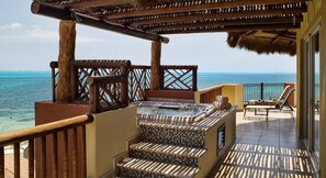 Terrace/patio - CHRISTMAS WEEK / Cancun 3BR Oceanfront Resort (Cancún)