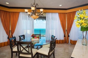 Dining - CHRISTMAS WEEK / Cancun 3BR Oceanfront Resort (Cancún)