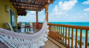 Terrace/patio - CHRISTMAS WEEK / Cancun 3BR Oceanfront Resort (Cancún)
