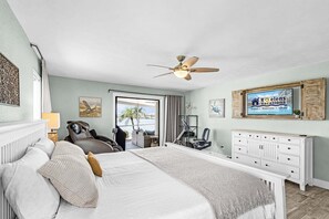 Iron/ironing board, free WiFi, bed sheets - Private Beachfront Fun, Kayaks, Dolphins & Sunsets Await - Fins & Grins - Roelens (Apollo Beach)
