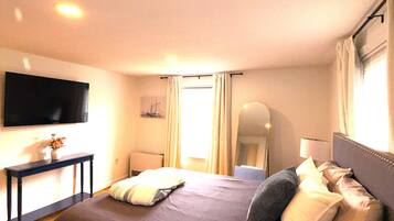 3 bedrooms, iron/ironing board, free WiFi, bed sheets