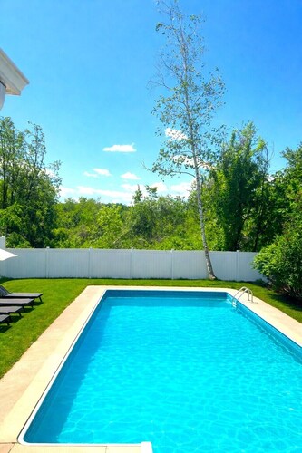 Gorgeous 3-bedroom house with a Pool in charming Portland
