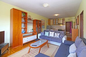 TV - Holiday apartment with air conditioning and washing machine (Pula)