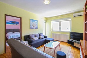 TV - Holiday apartment with air conditioning and washing machine (Pula)