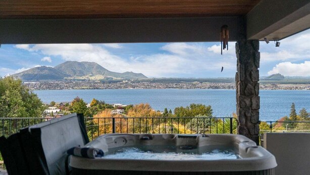 Un jacuzzi con vista a un lago y montañas.