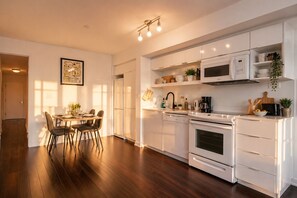 Geladeira, micro-ondas, fogão, cooktop