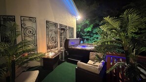 Outdoor spa tub - This beautiful Luxury Mini Mansion,  4 bedroom 4 bath estate in Atlanta GA. (Atlanta)
