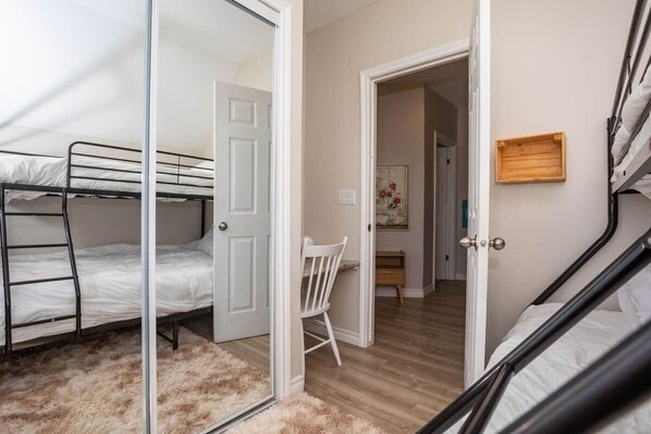 Room - Mariner’s Daughter 3bdrm house in seaside village (Georgetown)