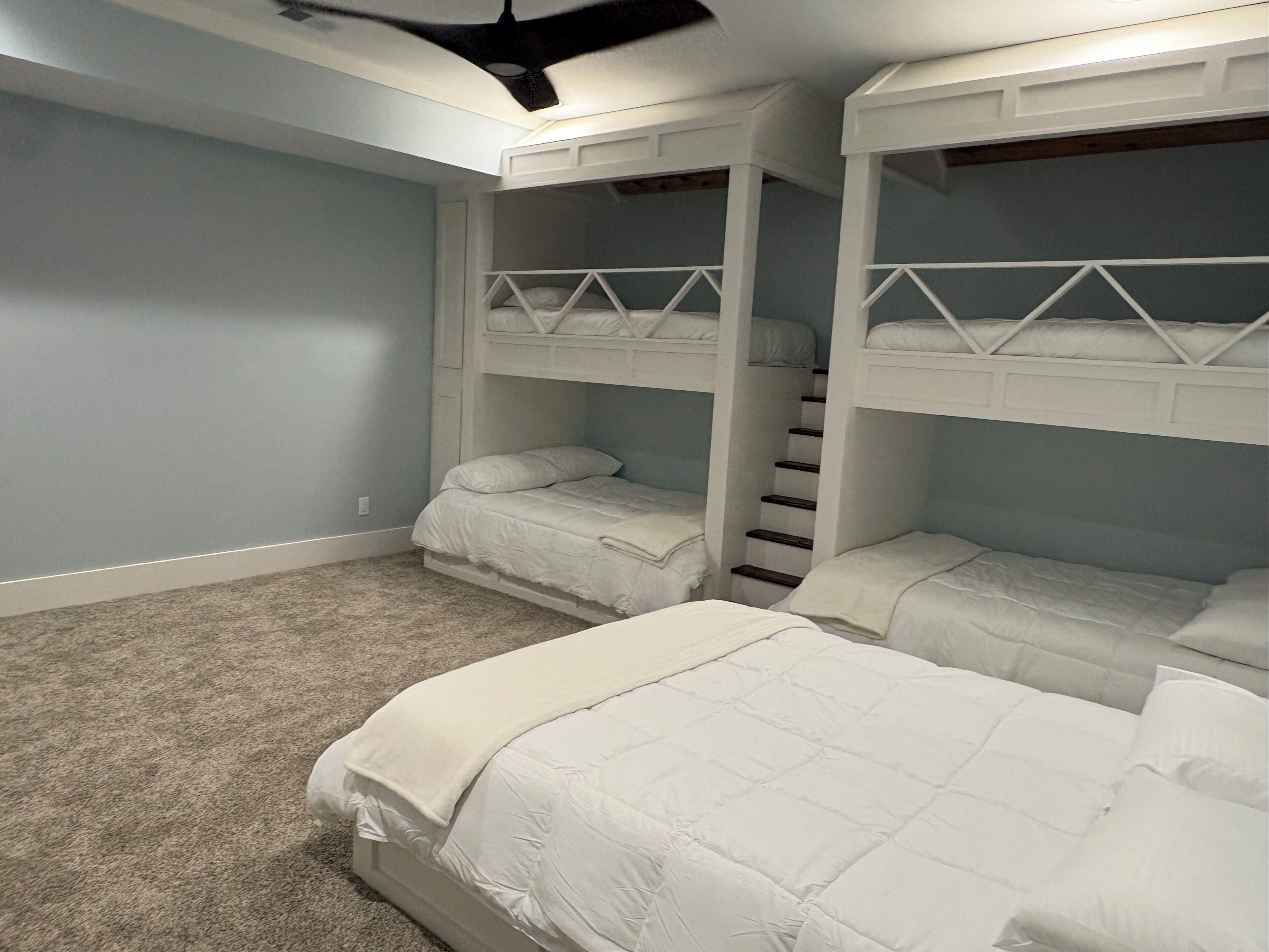 Bügeleisen/Bügelbrett, Reisekinderbett, kostenloses WLAN, Bettwäsche