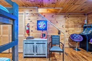 Games room - Rock & Roll Cabin, Mins to Dollywood, Sleeps 6 (Pigeon Forge)