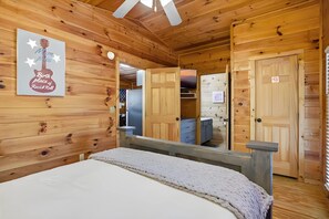 3 bedrooms, iron/ironing board, WiFi, bed sheets - Rock & Roll Cabin, Mins to Dollywood, Sleeps 6 (Pigeon Forge)