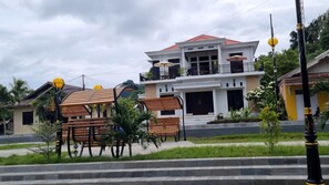 Economy Double Room, Courtyard View | Outdoor dining - D' Kabong SIRIH Homestay (Bandanaira)