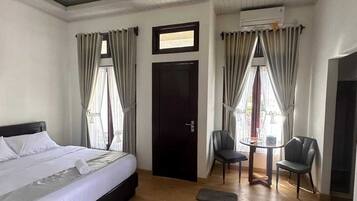 Deluxe Double Room | Laptop workspace, free WiFi