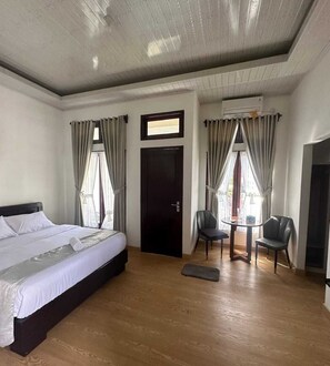 Deluxe Double Room | Laptop workspace, free WiFi - D' Kabong SIRIH Homestay (Bandanaira)