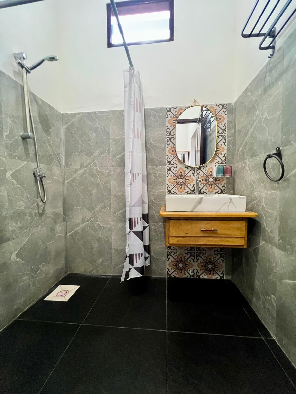 Kombinasi shower/bathtub dan tisu toilet