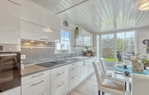 Réfrigérateur, micro-ondes, plaque de cuisson, lave-vaisselle