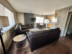 TV - Covered Deck & Grill: Cozy Greer Hideaway! (Greer)