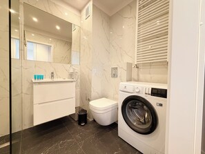 Shower, hair dryer, towels - Jagodno Modern Apartment (Wrocław)