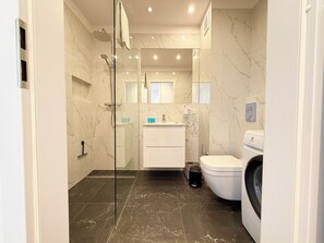 Een douche, een haardroger, handdoeken