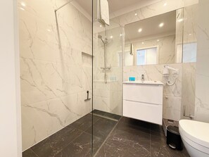 Shower, hair dryer, towels - Jagodno Modern Apartment (Wrocław)