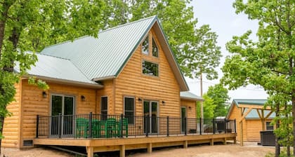 All New True Log Cabin Near Thunder Ridge&Big Cedar_Pvt Hot Tub_Bonus Loft_Free Daily Tickets
