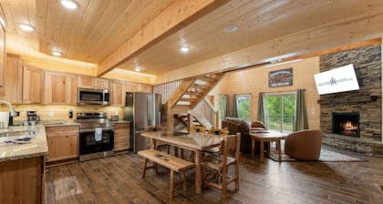 True Log Cabin Near Thunder Ridge & Big Cedar_Pvt Hot Tub_Free Attraction Tickets_Bonus Loft