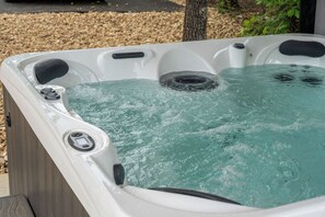 Ein Whirlpool mit Bedienfeld und einer Düse.