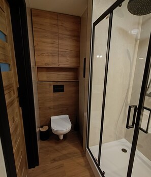 Douche, sèche-cheveux, serviettes fournies