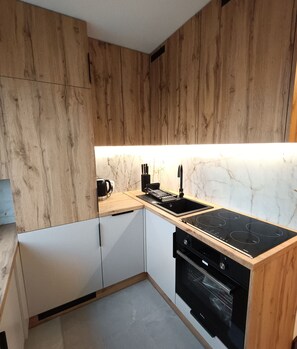 Fridge, oven, stovetop, dishwasher