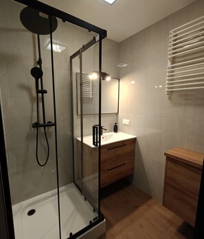 Een douche, een haardroger, handdoeken