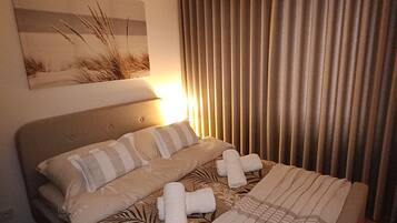 Iron/ironing board, WiFi, bed sheets