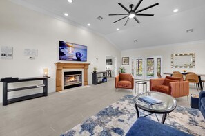 Smart TV, chimenea, videojuegos y tenis de mesa 