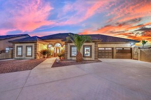 Exterior - The Gold Standard - 4BR Pool & Retreat (Henderson)