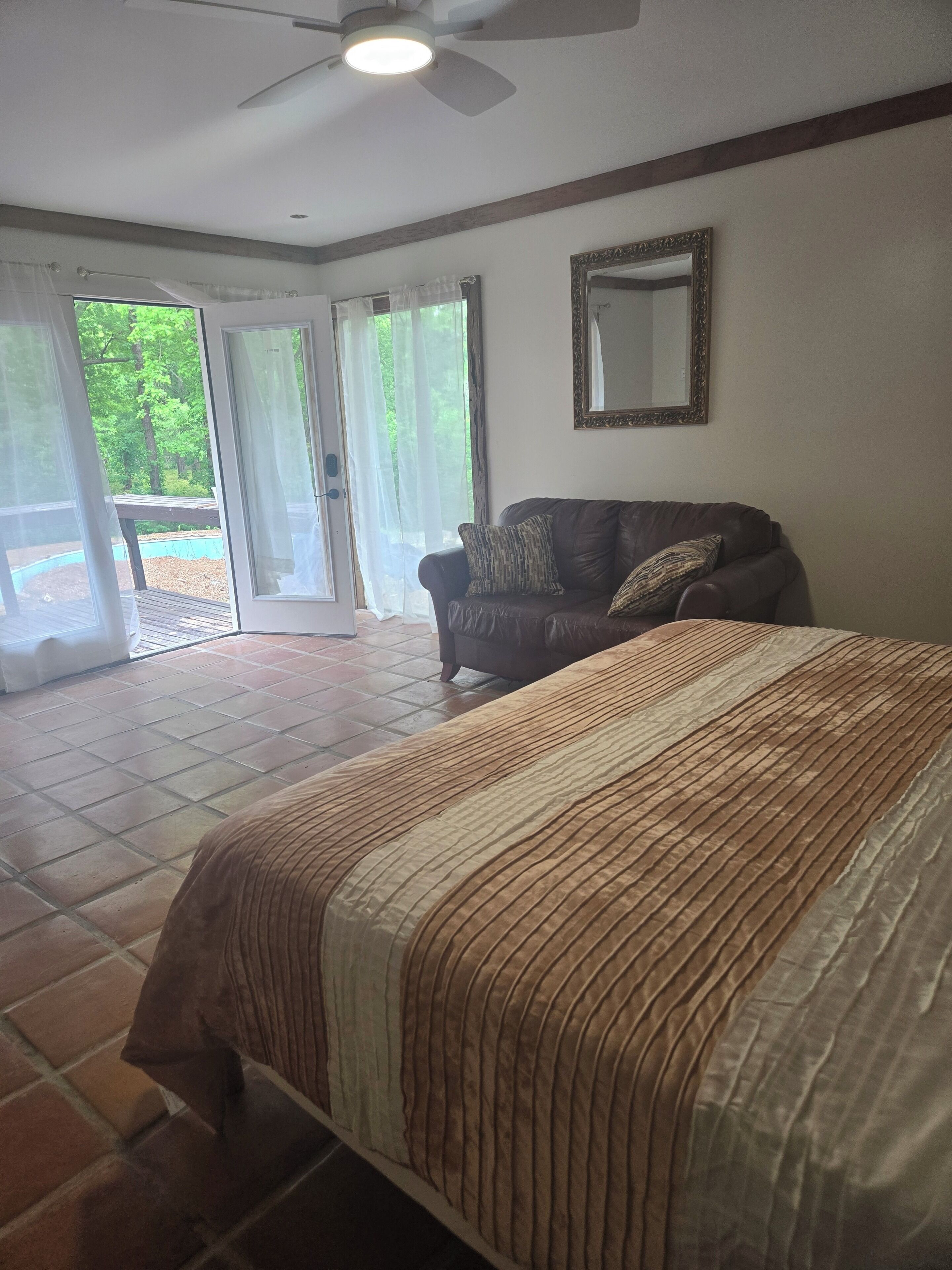 4 bedrooms, iron/ironing board, free WiFi, bed sheets