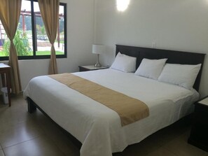 Deluxe-Doppel- oder -Zweibettzimmer, Gartenblick | Kostenloses WLAN, Rollstuhlgeeignet