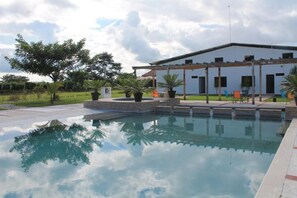 Una piscina al aire libre