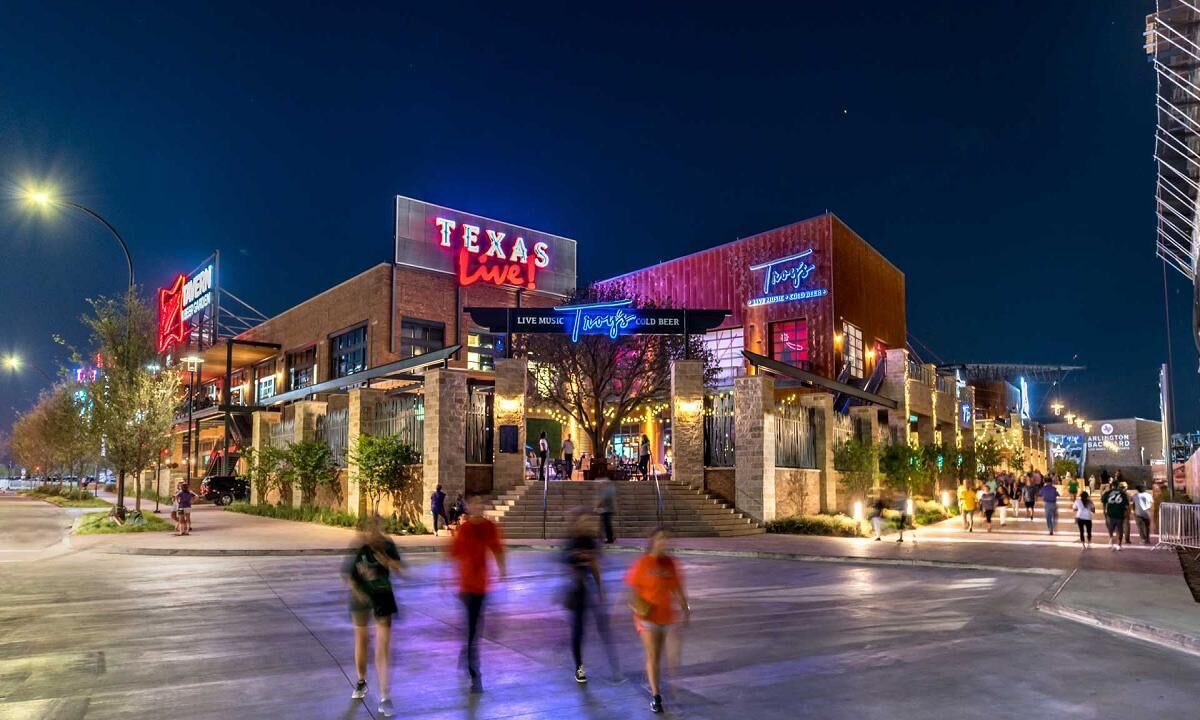 Un bâtiment sur lequel on peut voir une grande enseigne « Texas Live! », un lieu où l’on peut écouter de la musique en direct, et une autre enseigne indiquant « Bière froide ».