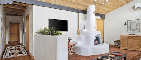 Televisión y chimenea