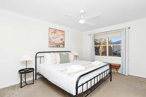 Desk, iron/ironing board, travel cot, WiFi - The Lakehaven | Serene Lakeside Entertainer (Lake Albert)