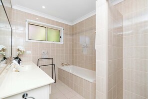 Shower, hair dryer, towels, shampoo - The Lakehaven | Serene Lakeside Entertainer (Lake Albert)