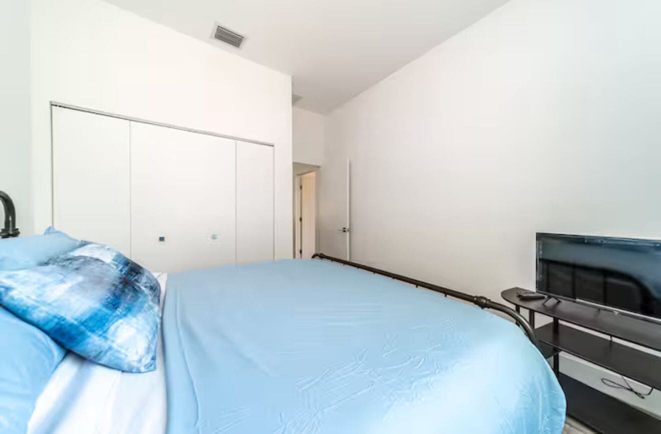 Een strijkplank/strijkijzer, wifi, beddengoed