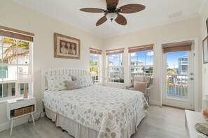 Free WiFi, bed sheets - Dolphin Paradise: Pool, Elevator, Waterfront with Dock (Key Largo)