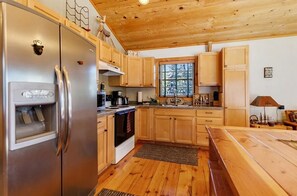 Fridge, microwave, oven, stovetop - Pine Forest Hideaway (Mercer)