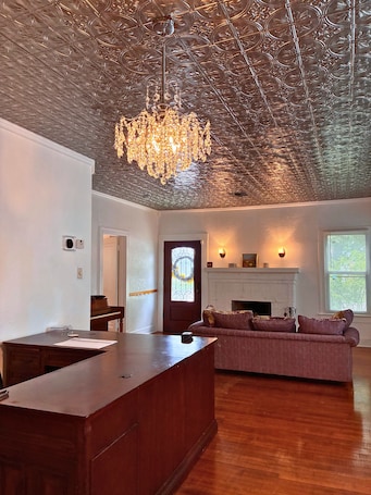 Lobby. The Cedar Suite-Private Bath, Soaking Tub & Deck Overlooking the Garden