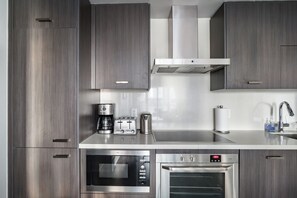 Réfrigérateur, micro-ondes, four, plaque de cuisson