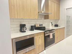 Private kitchen - Cozy Edmonton Retreat Near West Edmonton Mall (Edmonton)