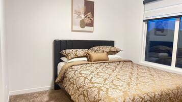Iron/ironing board, WiFi, bed sheets