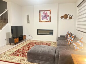 Living area - Cozy Edmonton Retreat Near West Edmonton Mall (Edmonton)