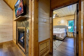 Desk, iron/ironing board, WiFi, bed sheets - The Whiskey Rose Cabin · Sleeps 6: Hot Tub, Fire Pit & King Suites (Broken Bow)