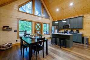 Dining - The Whiskey Rose Cabin · Sleeps 6: Hot Tub, Fire Pit & King Suites (Broken Bow)